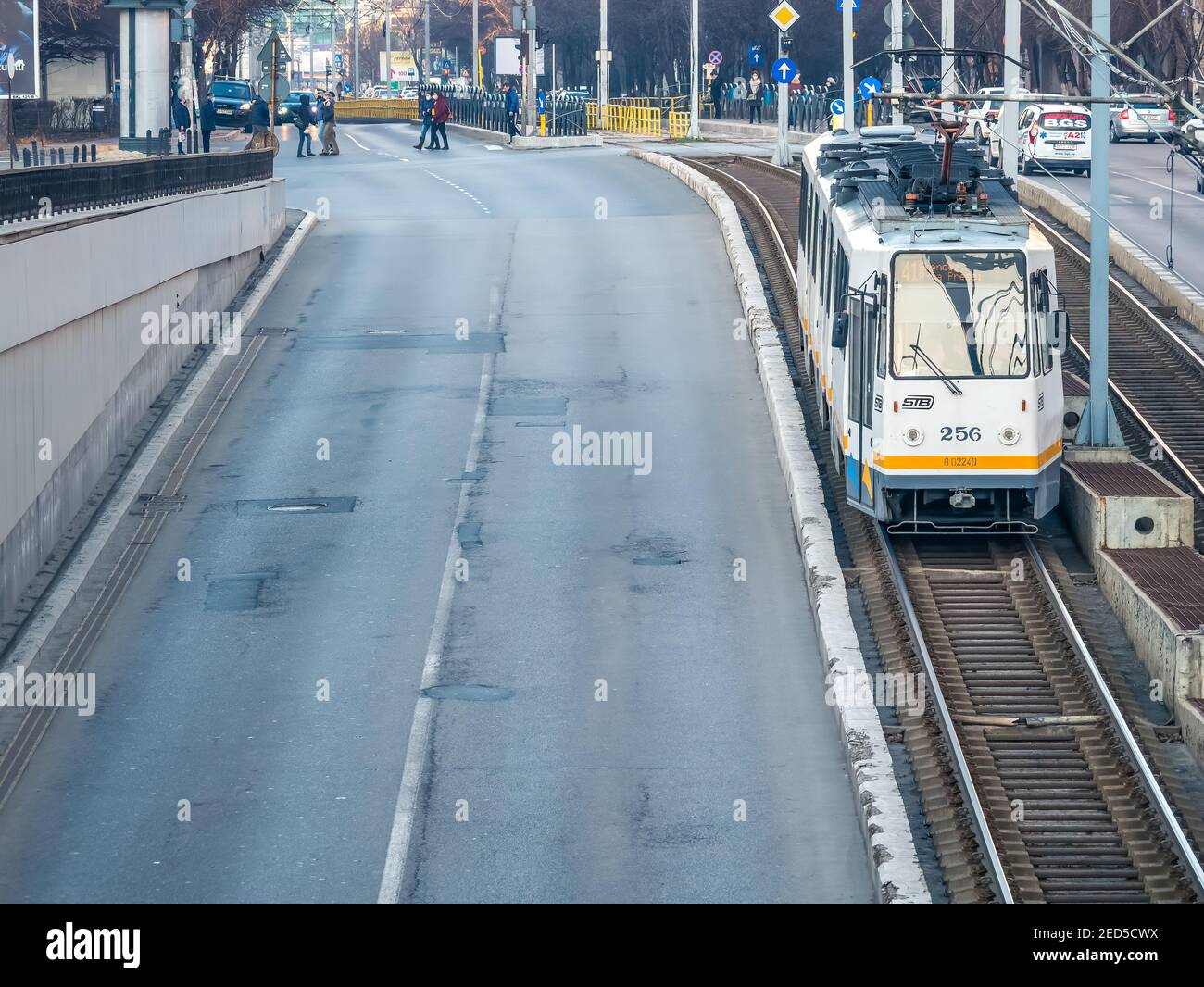 Bukarest, Rumänien - 01,22.2021: City Tram No,41 gehört zu Bukarest Transit Corporation ( Societatea de Transport Bucuresti -STB) auf Schienen enterin Stockfoto