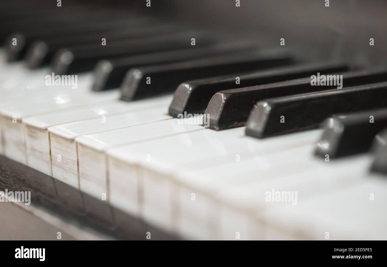 Schwarz-weiße Tasten eines alten Vintage-Klaviers schließen Nach oben Stockfoto