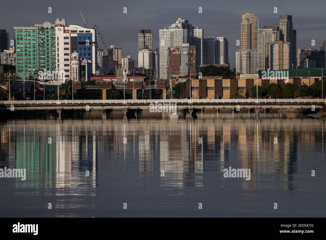 Eine leere Brücke während der Coronavirus-Sperre in Manila, Philippinen. Stockfoto