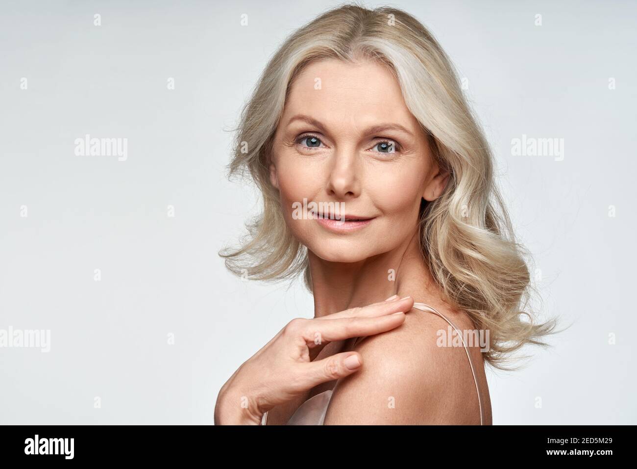 Attraktive reife Frau isoliert auf weißen Werbung Hautpflege Behandlung. Stockfoto