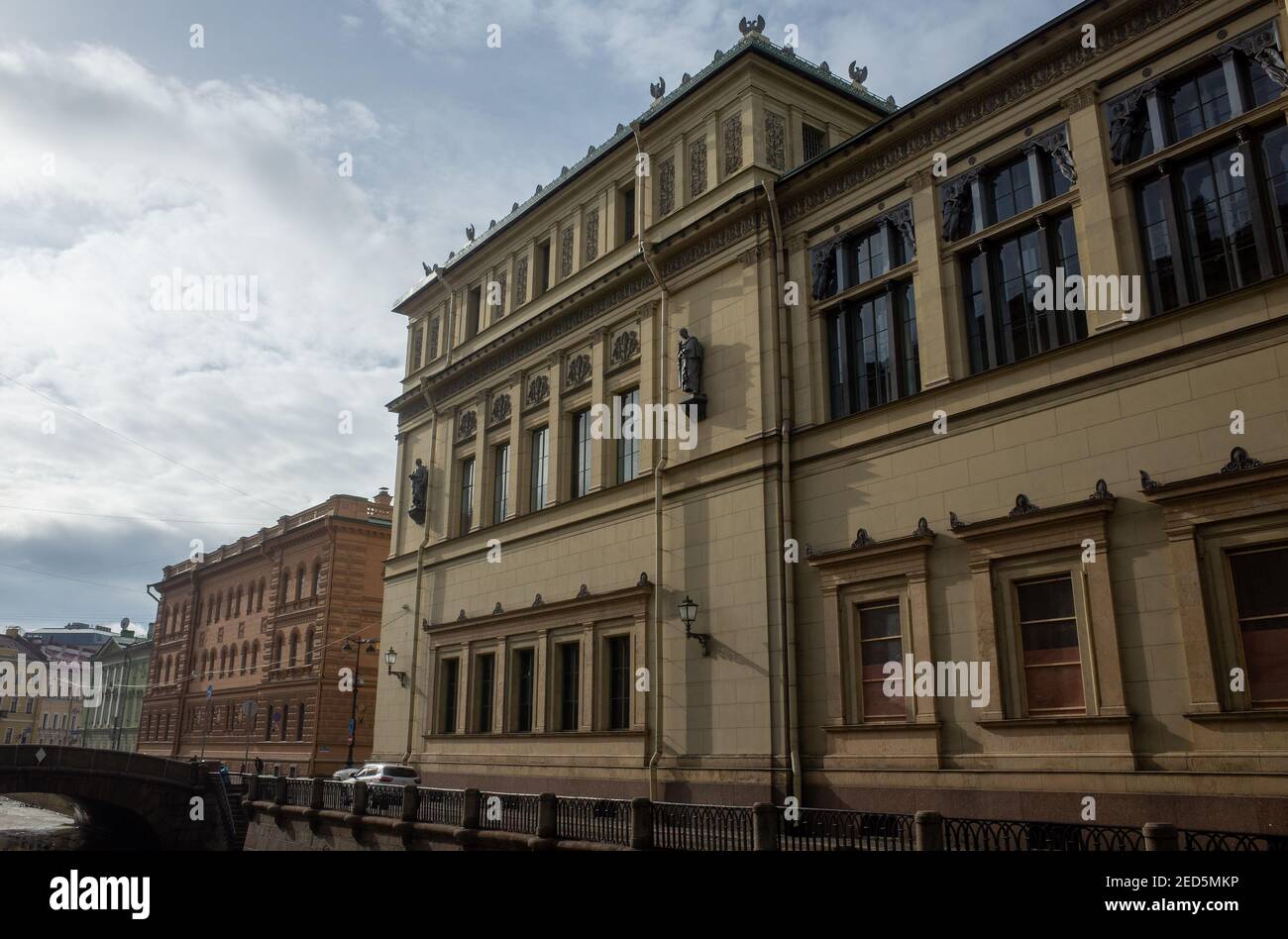 Alte Gebäude am Ufer des Zimnyaya Kanavka Kanals in St. Petersburg. Stockfoto