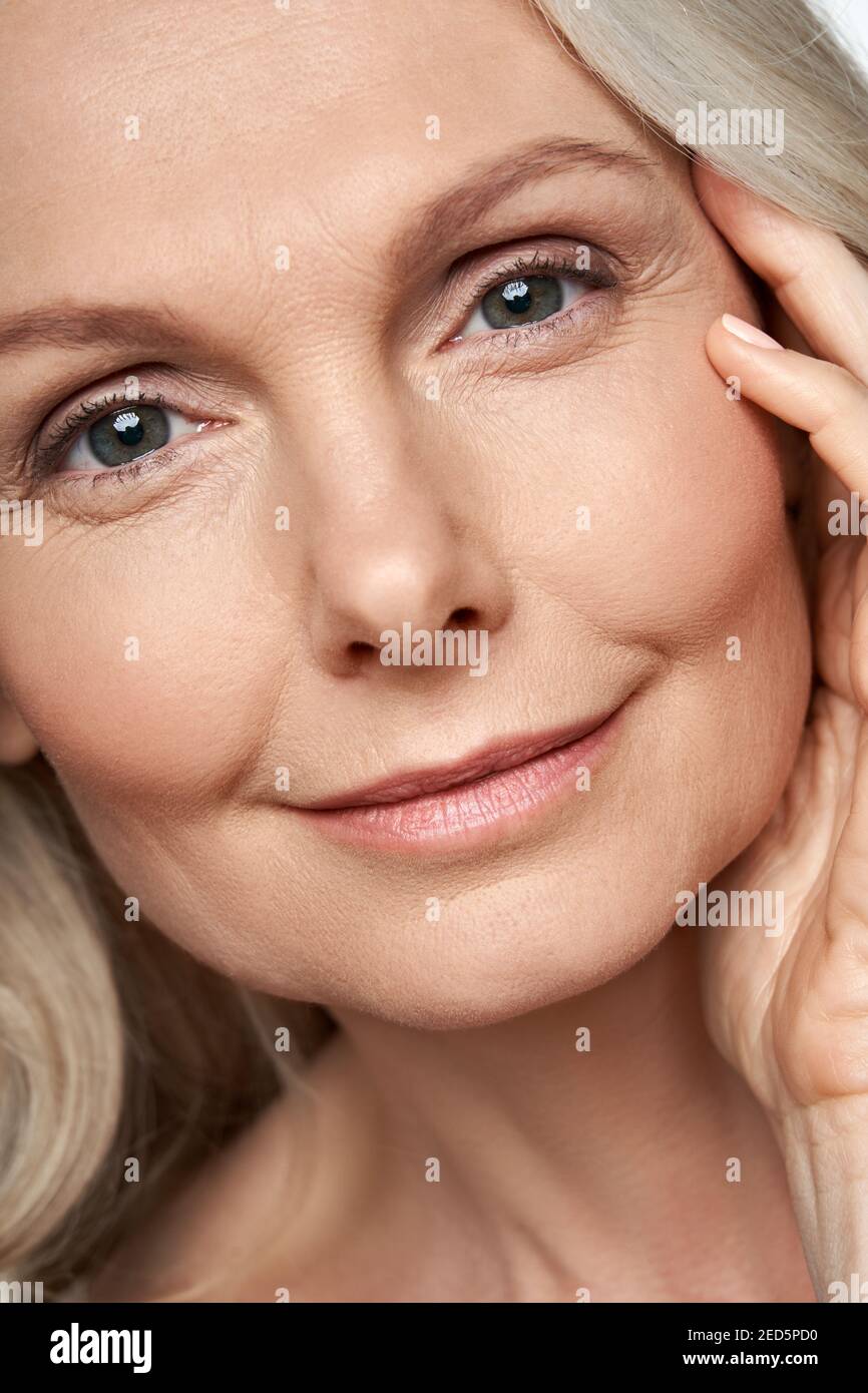 50 Jahre alte Frau, die die Kamera anschaut. Anti-Age-Hautpflege. Nahaufnahme des Gesichts Stockfoto