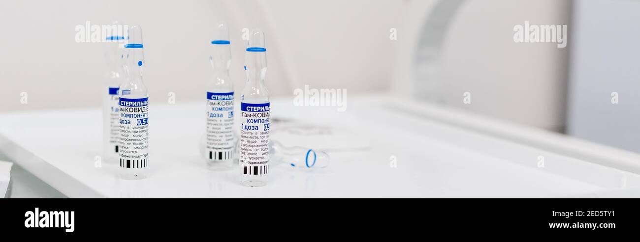 Omsk, Russland, Februar 9,2021.Sputnik-Impfstoff. Ampullen mit russischen Buchstaben übersetzt als Gam-COVID-Vac, Komponente.erste Komponente des russischen Impfstoffs Stockfoto