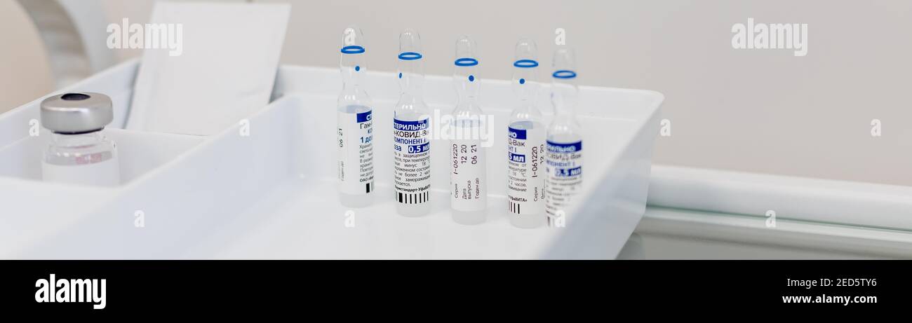 Omsk, Russland, Februar 9,2021.Sputnik-Impfstoff. Ampullen mit russischen Buchstaben übersetzt als Gam-COVID-Vac, Komponente.erste Komponente des russischen Impfstoffs Stockfoto