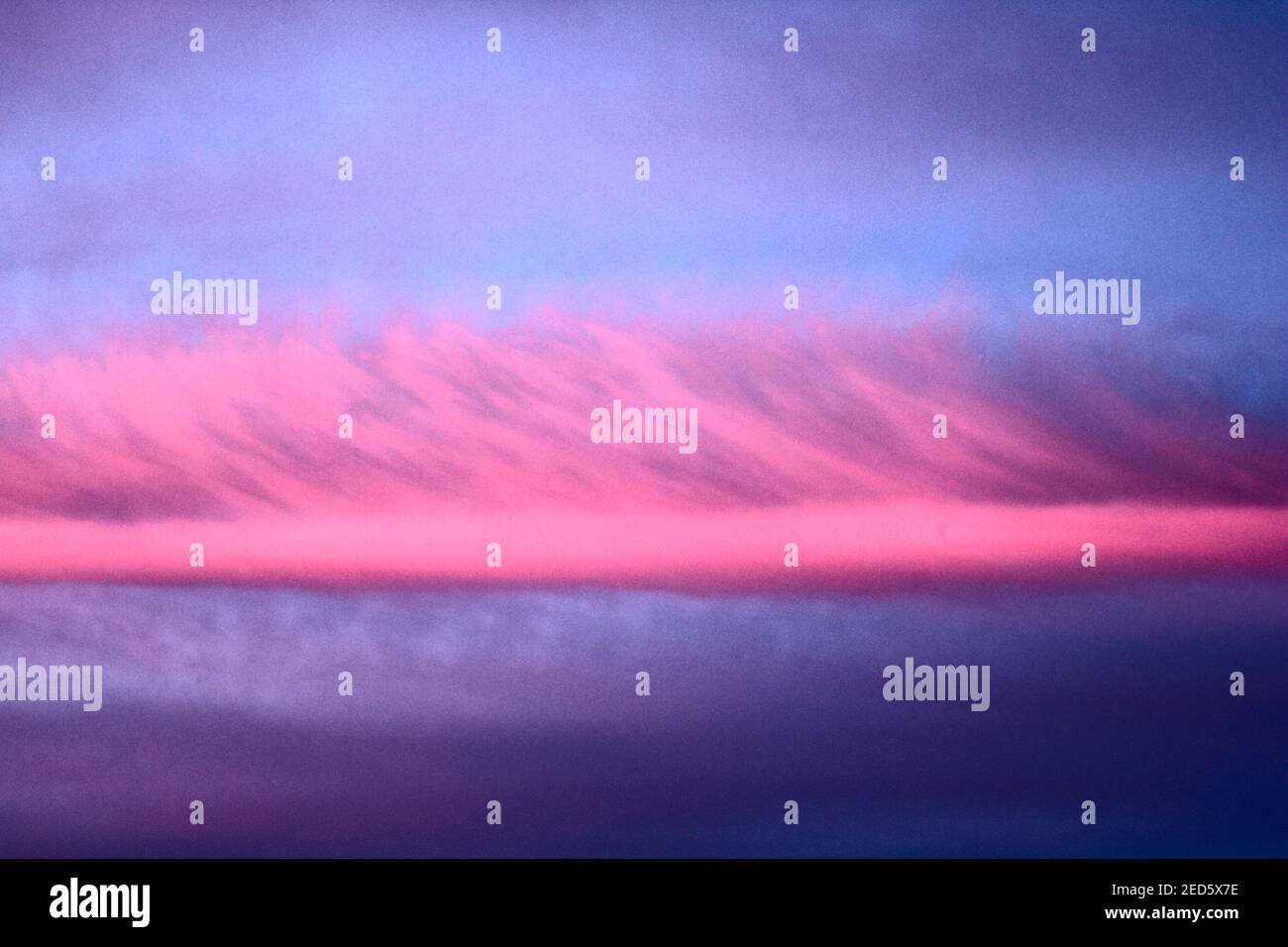 Rosa und blau Mitte Winter Morgenaufgang, atemberaubende Skyscape Stockfoto