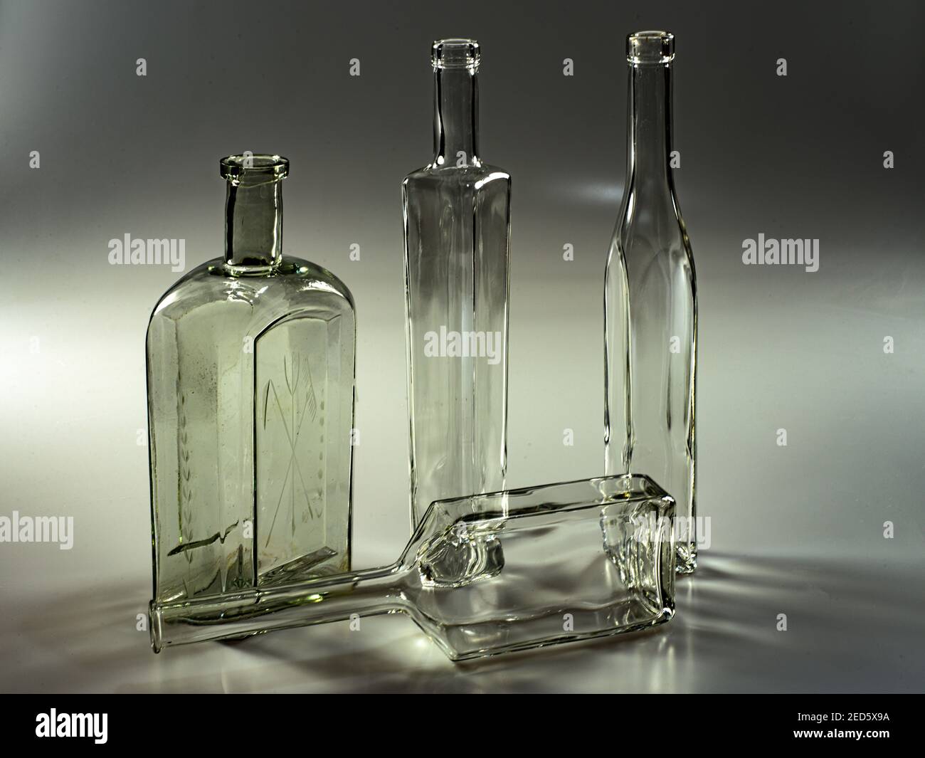 Glasflaschen für Pflaumenbrand Stockfoto