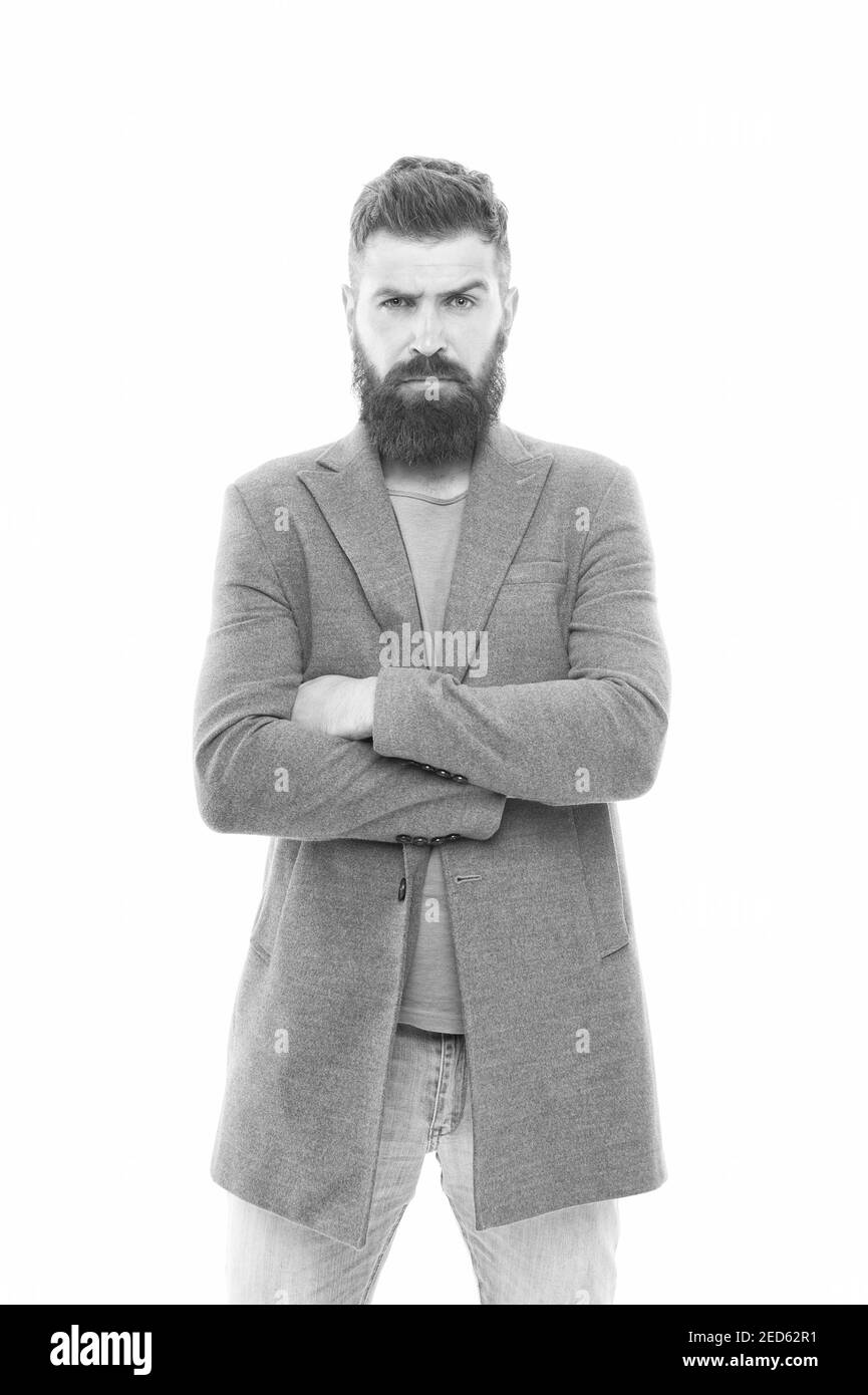 Modische Inspiration. Hipster mit modischem Schnurrbart und Bart halten die Arme gekreuzt. Bärtiger Mann in modischem Topcoat und Jeans. Mit modischem Kleiderschrank. Stockfoto
