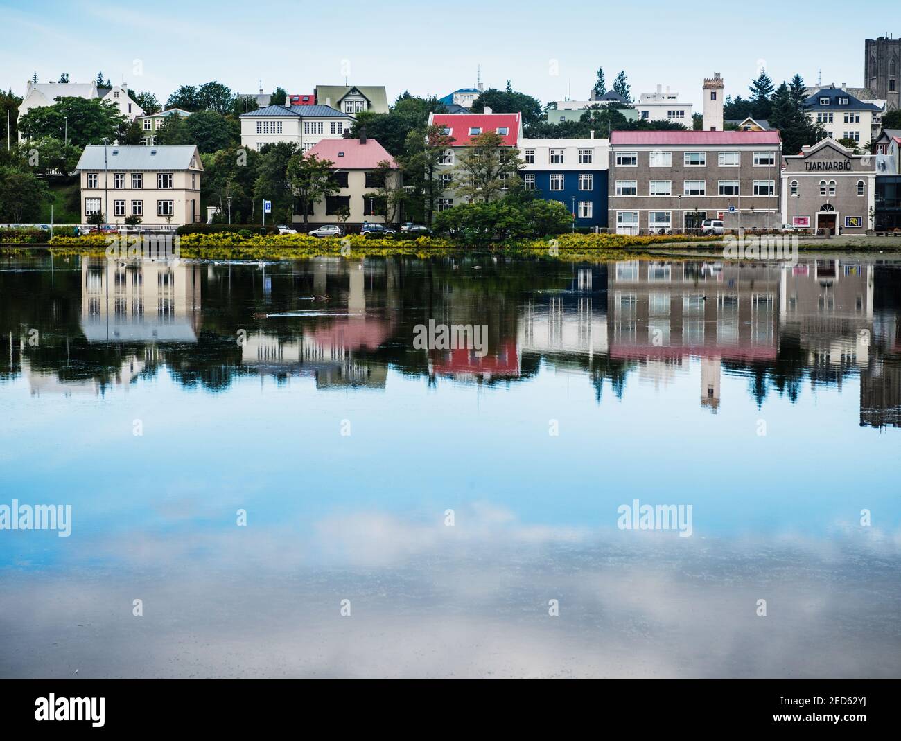Häuser am See in Reykjavik, Island, Skandinavien, Europa Stockfoto Häuser am See in Reykjavik, Island, Skandinavien, Europa Stockfoto