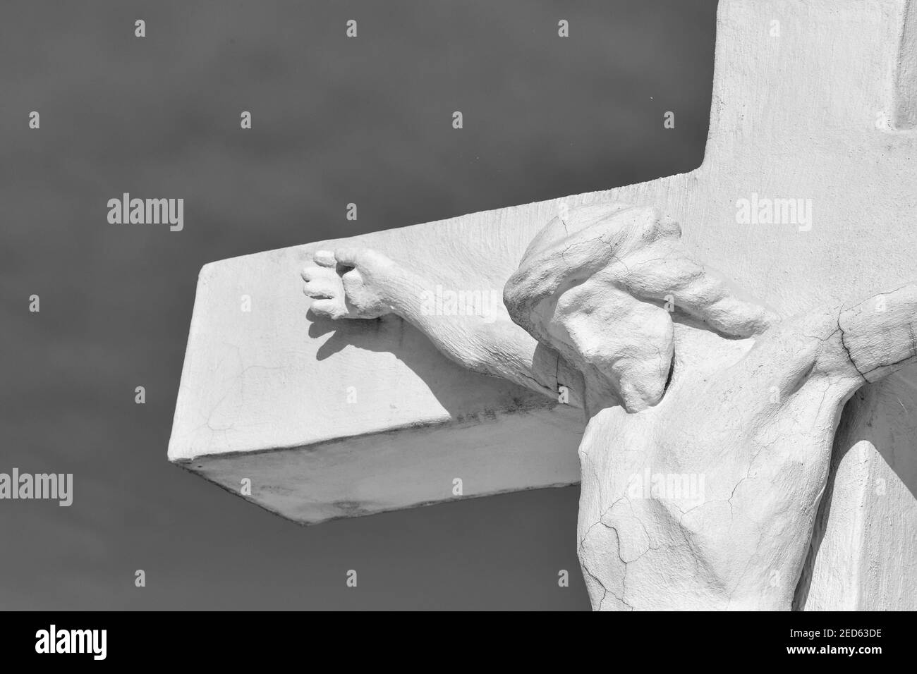 Reihe von Friedhofdenkmal Marker im Winterschnee Stockfoto