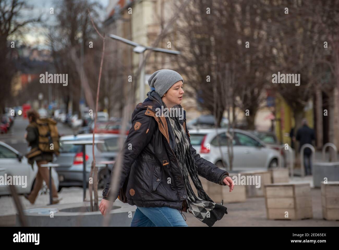 Prag, Tschechische Republik. 02-13-2021. Die junge Frau läuft an einem kalten Wintertag im Stadtzentrum von Prag. Stockfoto