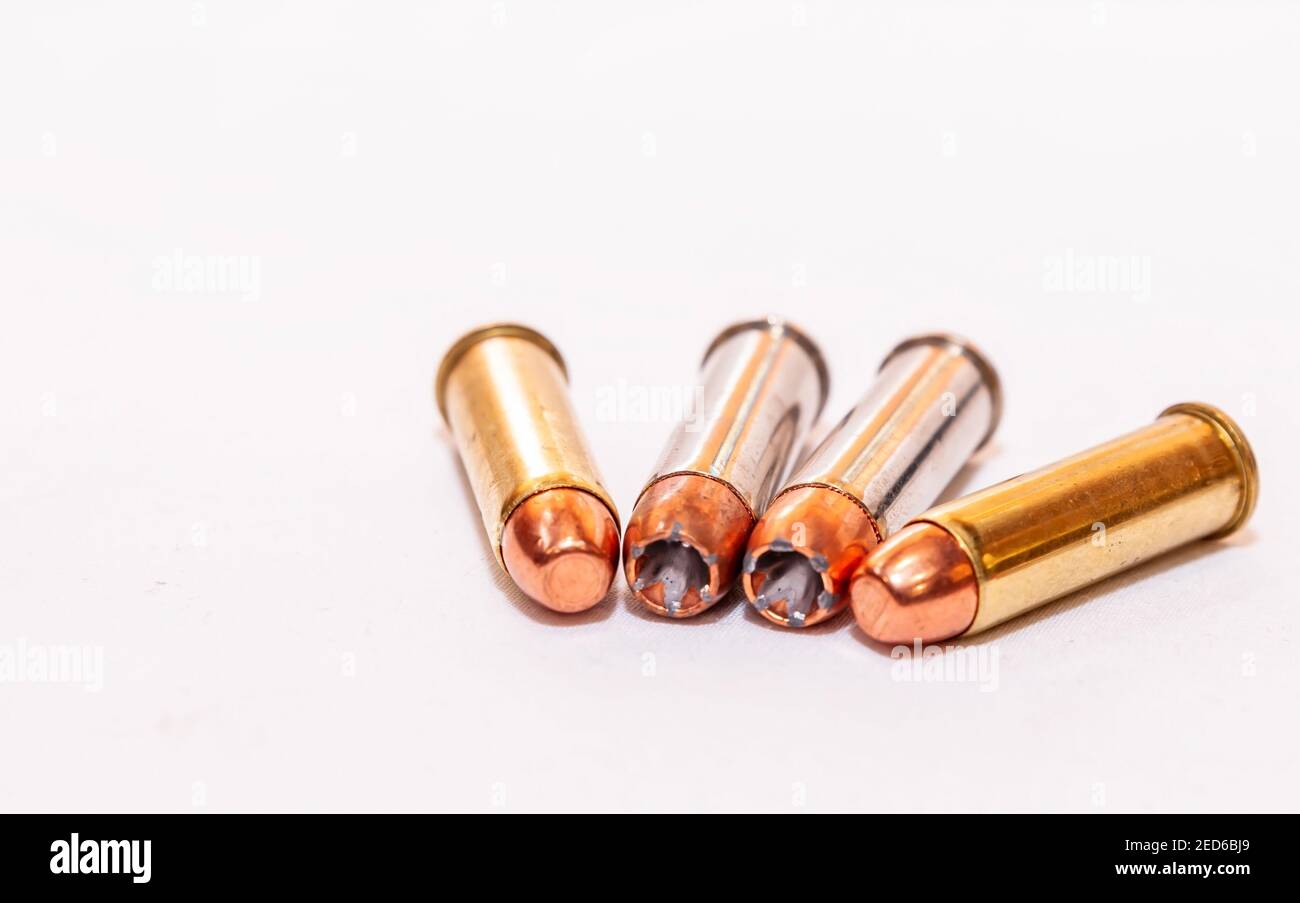 Vier 38 Sonderkugeln, zwei Hohlspitzen und zwei Vollmetalljacken auf weißem Hintergrund Stockfoto