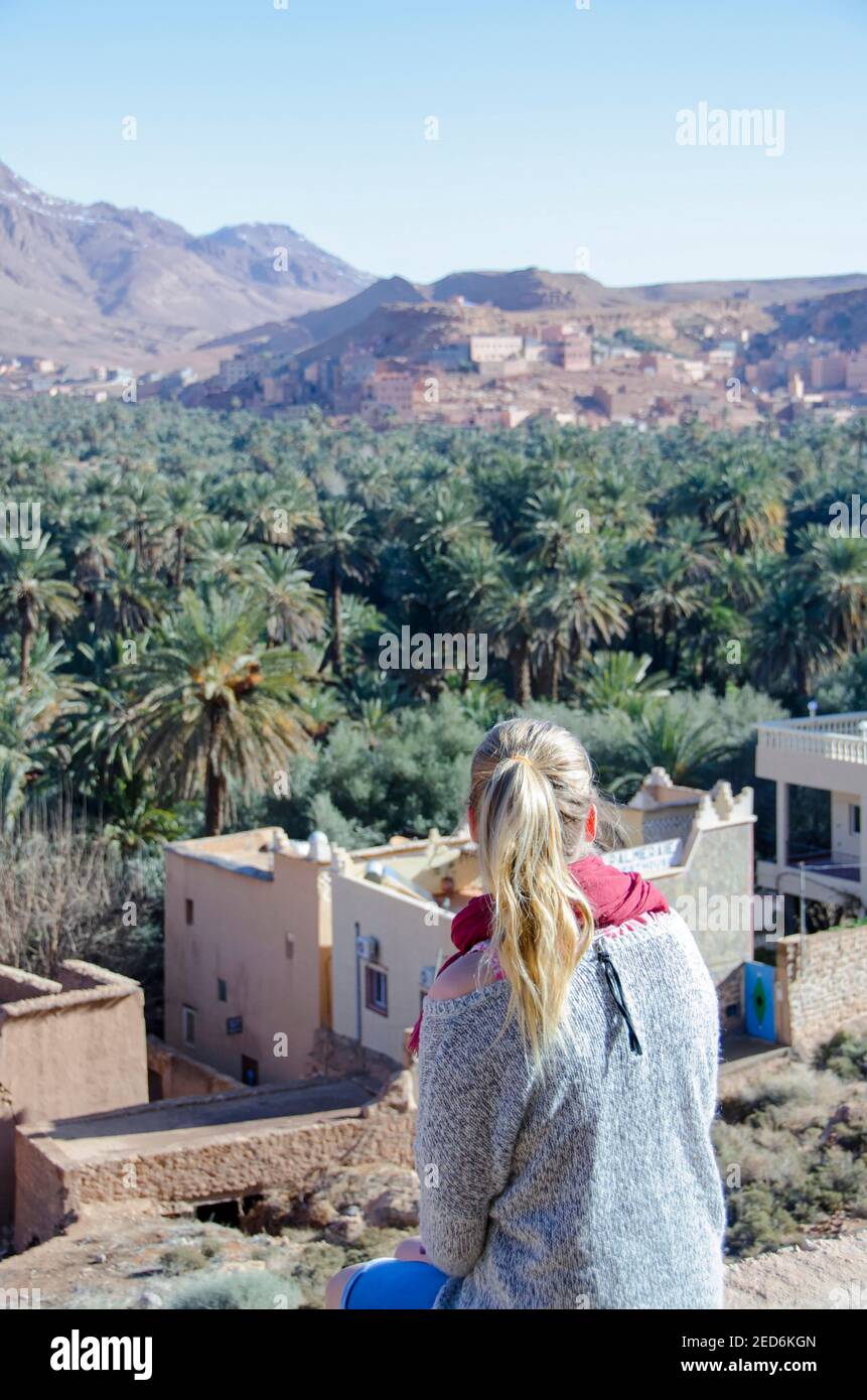 Blonde Tourist Mädchen in Marokko eine Pause in einem Kleines Dorf Stockfoto