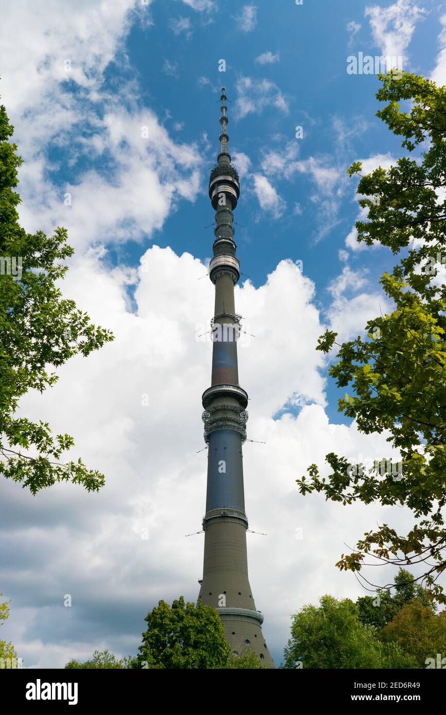 Ostankino Turm auf blauem Himmel von Bäumen umrahmt Stockfoto