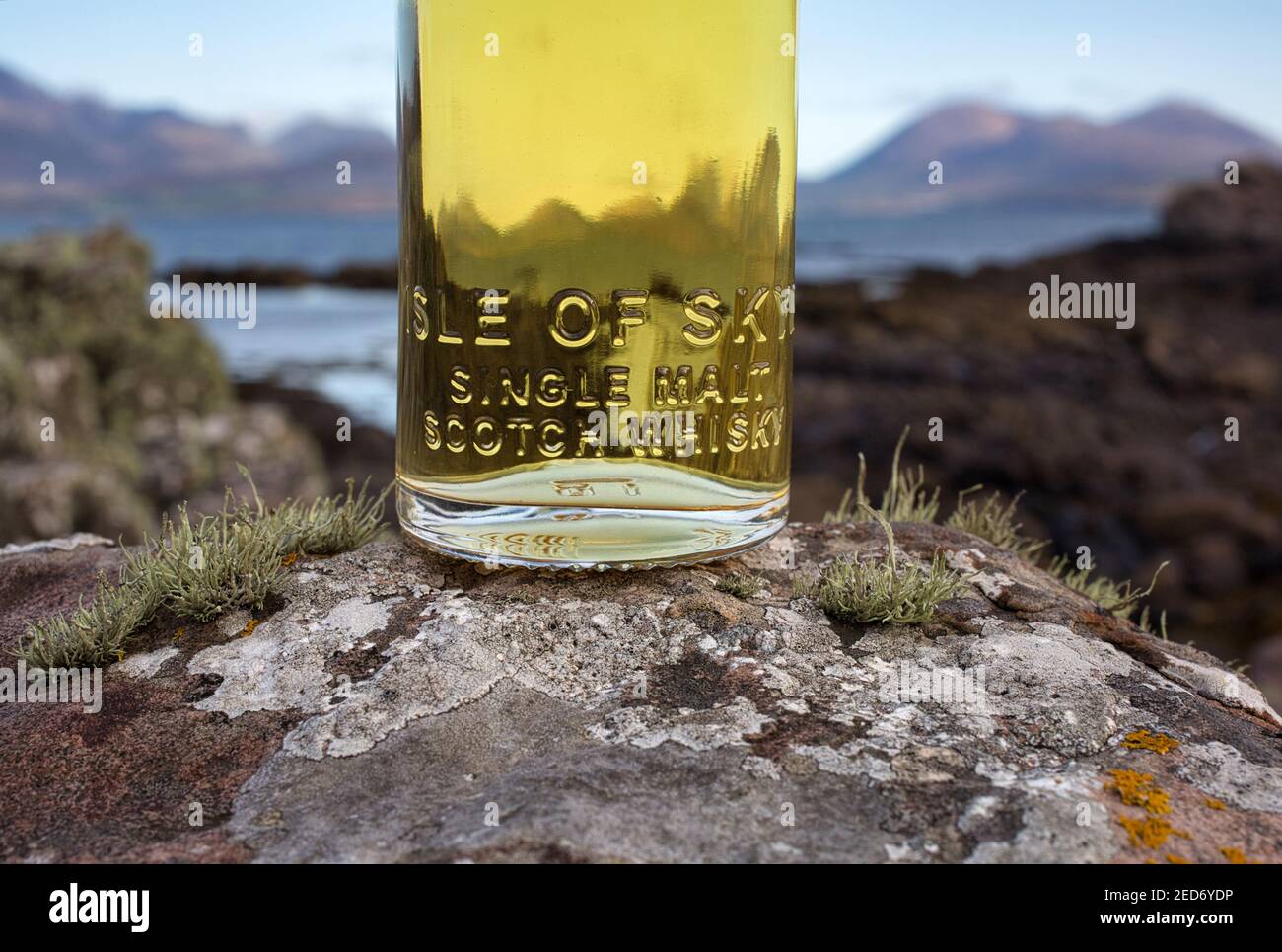 Flasche Scotch Whisky in einer schottischen Landschaft Stockfoto