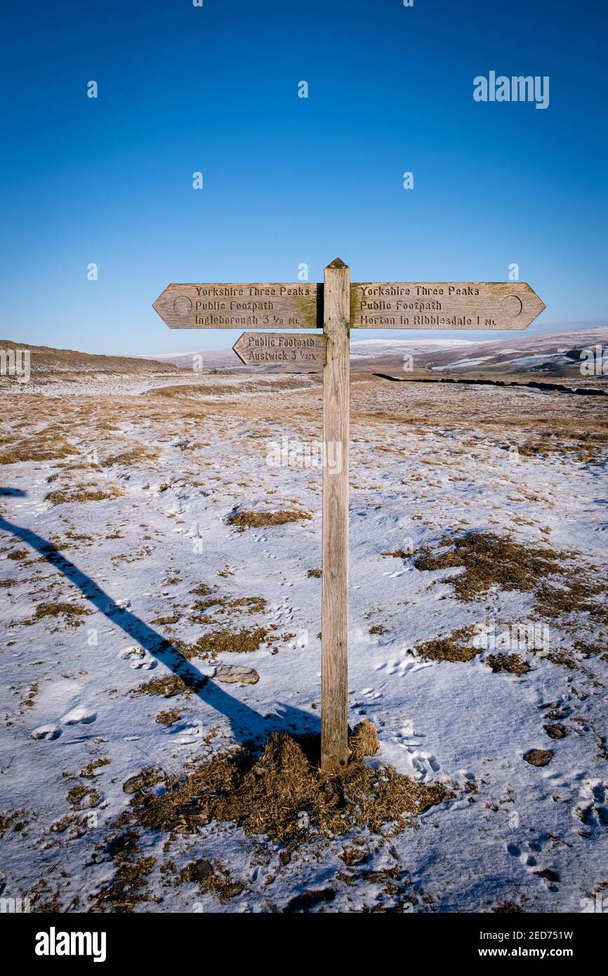 Wegweiser nach Ingleborough, Austwick und Horton in Ribblesdale, im Yorkshire Dales National Park, Großbritannien Stockfoto