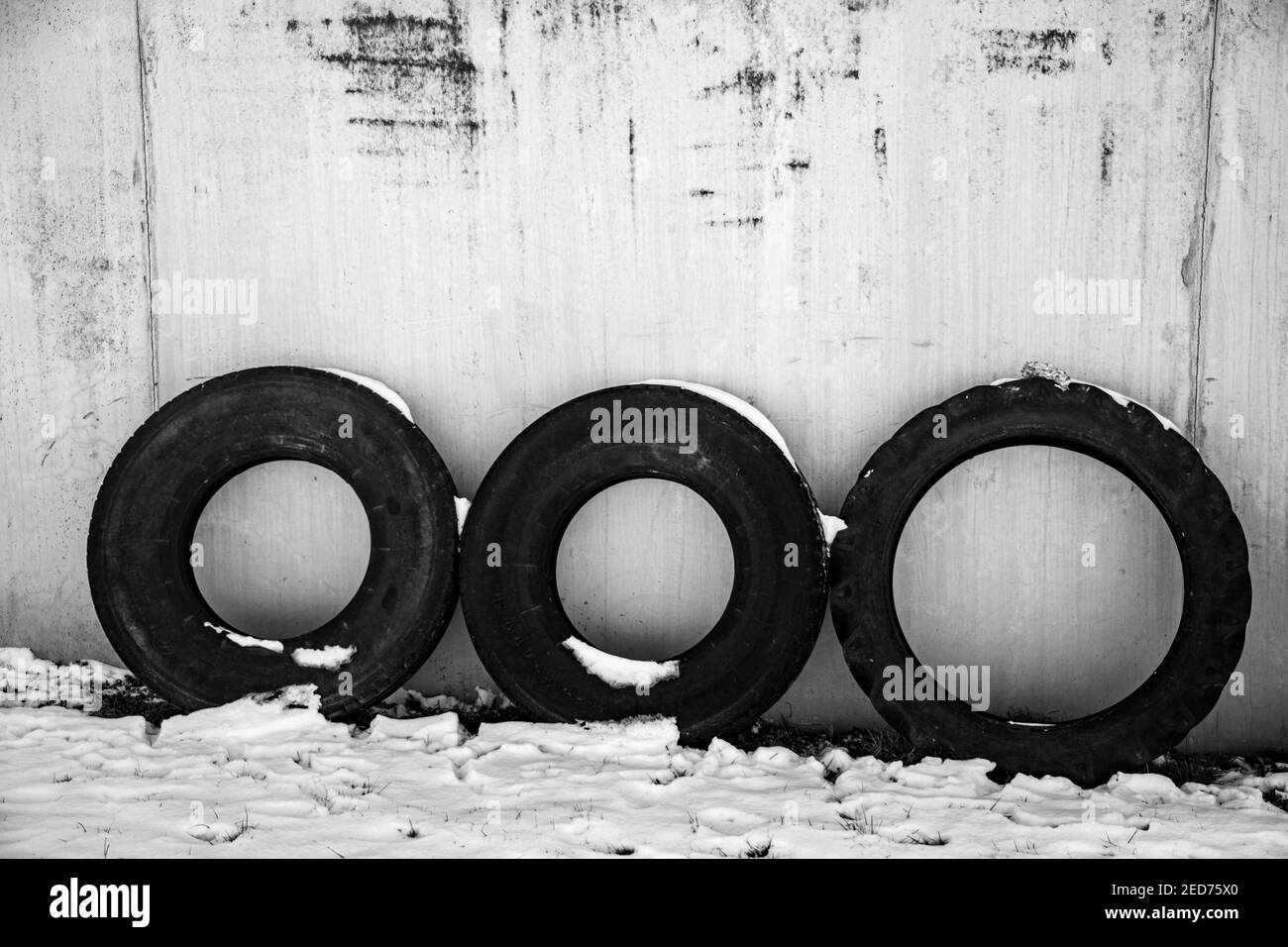 Drei LKW-Reifen an der Wand Stockfoto