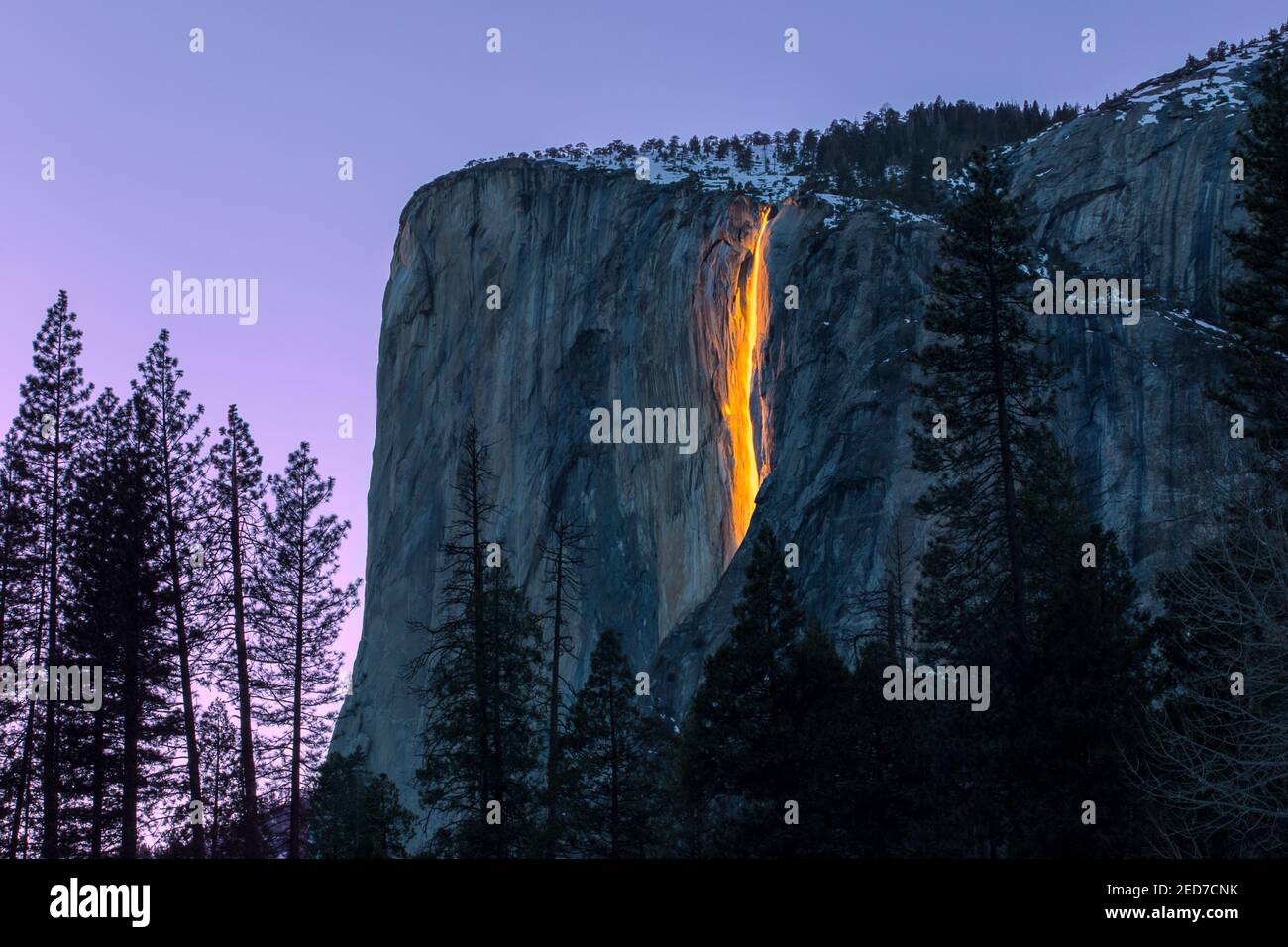 Yosemite Valley seltene Firefall Ereignis, das nur auftritt, wenn die Der Himmel ist klar und die Sonne geht rechts unter Lage, um sich mit Horsetail Falls Stockfoto