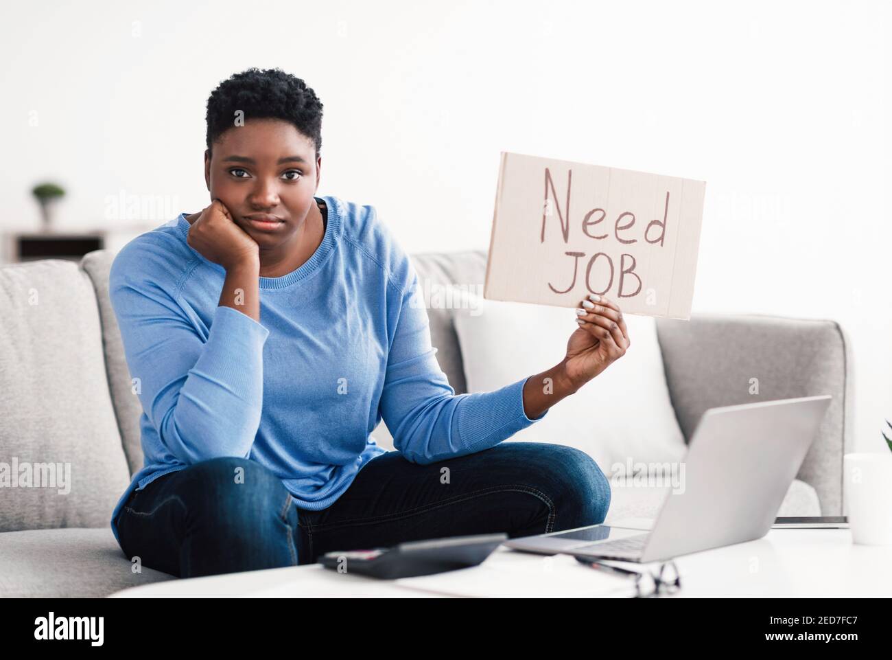 Junge traurige schwarze Frau, die Schild hält, brauchen Job Stockfoto