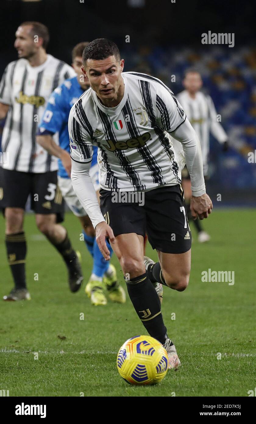 Neapel, Italien. Februar 2021, 13th. Juventus' portugiesischer Stürmer Cristiano Ronaldo steuert den Ballwährend des Fußballspiels der Serie A SSC Napoli gegen FC Juventus. Napoli gewann 1-0. Kredit: Unabhängige Fotoagentur/Alamy Live Nachrichten Stockfoto