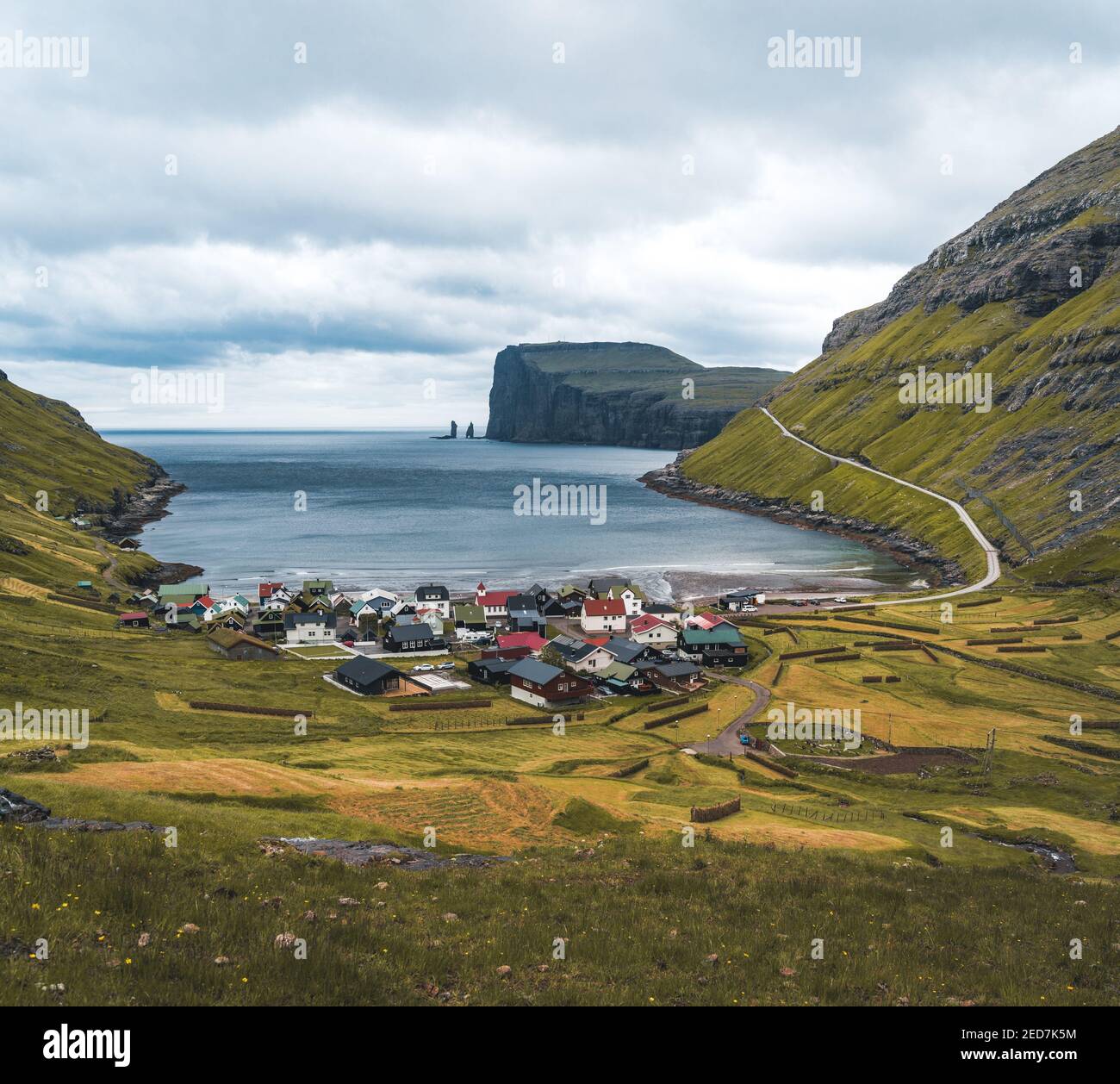 Tjornuvik schöne Stadt auf den Färöer Inseln, an der Nordküste von Streymoy, schöne skandinavische Dorf, auf den Färöer-Inseln Stockfoto