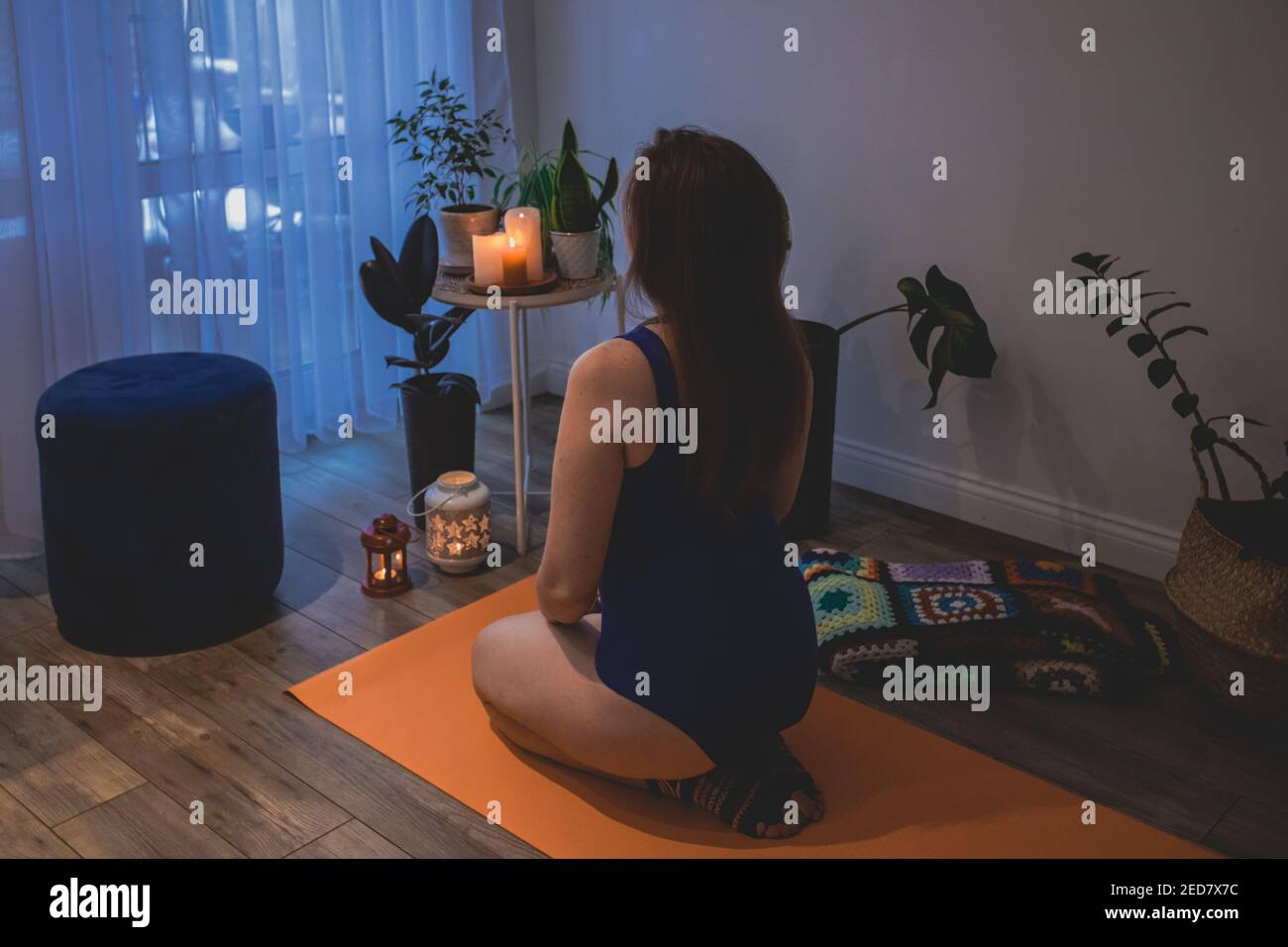 Die junge Frau praktiziert Yoga für ein harmonisches Leben Stockfoto