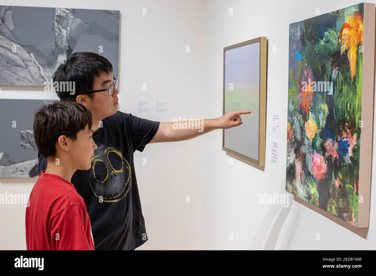 Besucher des Fitchburg Art Museum genießen die Sammlung Stockfoto