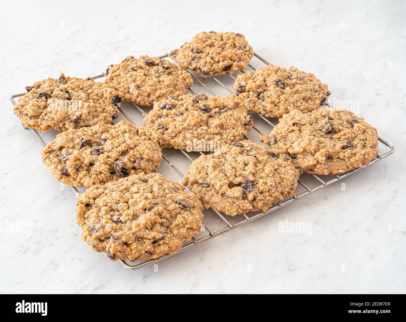 Leckere hausgemachte Rosinen Haferflocken auf einer weißen Marmorplatte. Stockfoto