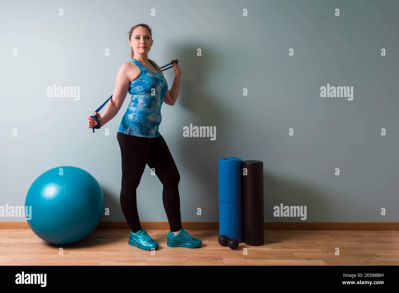 Frauenstand mit Quipment für Fitness und myofasziale Freisetzung Stockfoto
