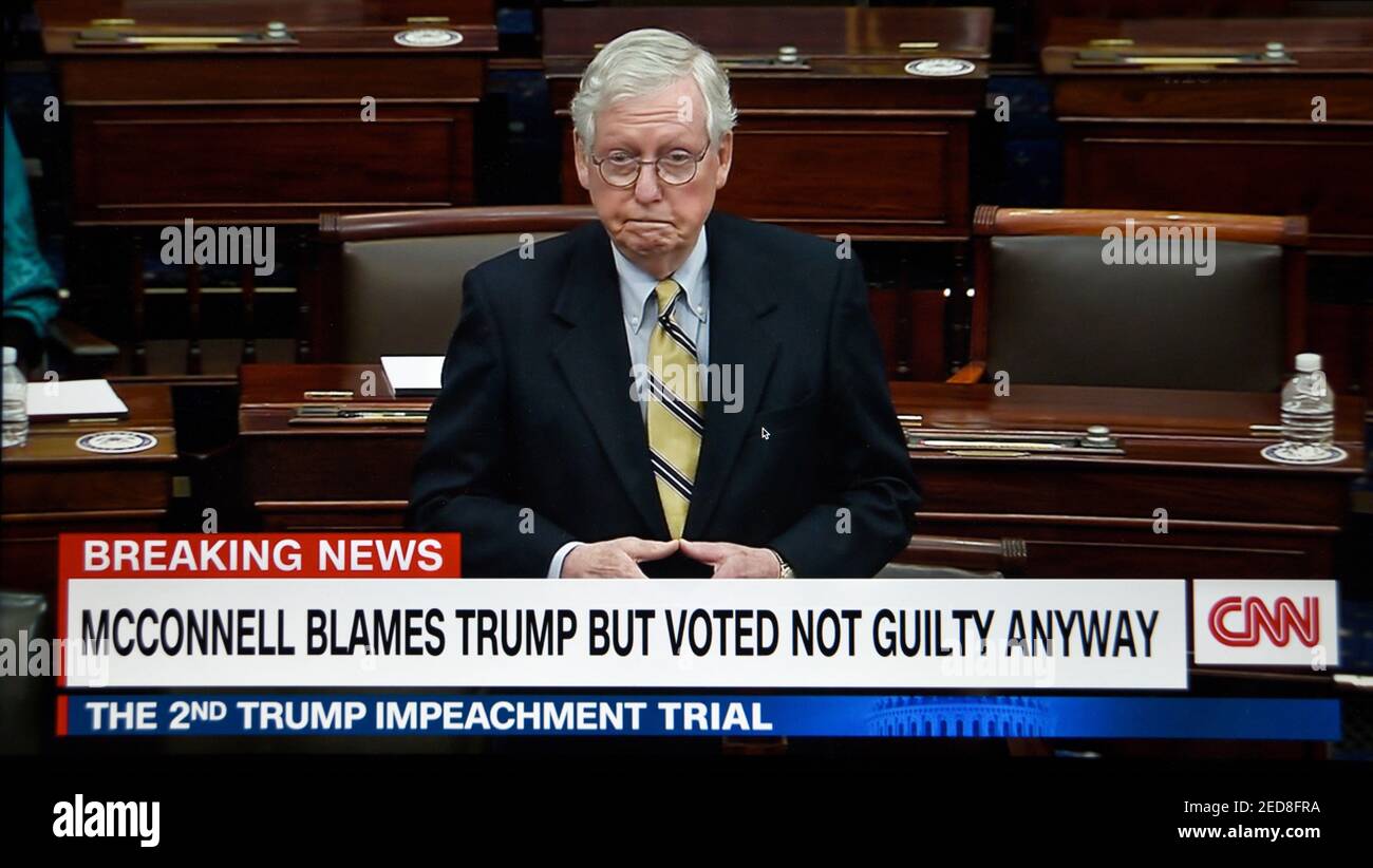 CNN-TV-Screenshot von Senator Mitch McConnell, der Donald Trump kritisiert, nachdem er bei seinem zweiten Amtsenthebungsverfahren gewählt hatte, den ehemaligen Präsidenten freizusprechen. Stockfoto