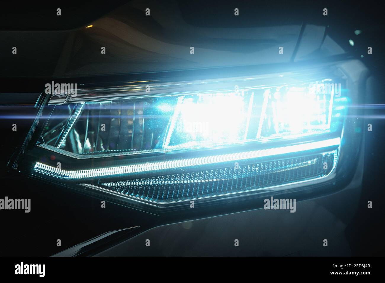 Auto LED-Scheinwerfer in der Nacht. Neue moderne Auto-Scheinwerfer