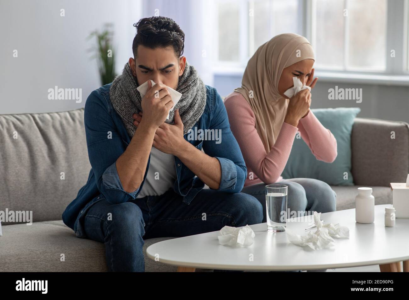Muslim Paar Niesen Nasen, leiden unter Kopfschmerzen Stockfoto