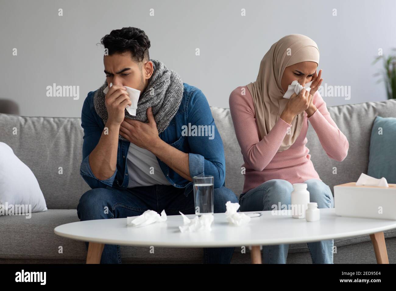 Kranke muslimische Mann und Frau bekam Coronavirus oder Erkältung Stockfoto