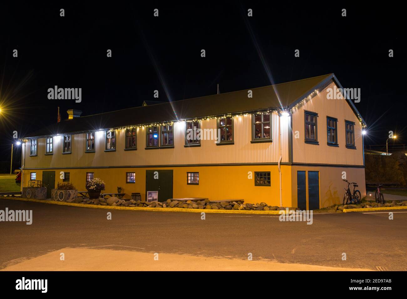 Ehemaliges Lagerhaus, das jetzt als Restaurant in der Stadt dient Hornafjordur in Südisland Stockfoto