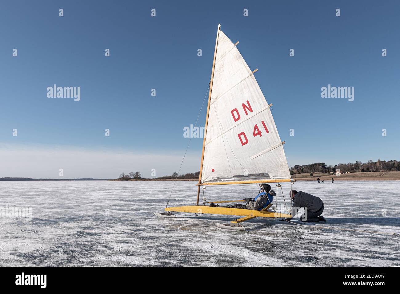 Zwei Männer und ein Eis-Yaht Saling in Arreso, Dänemark, 14. Februar 2021 Stockfoto