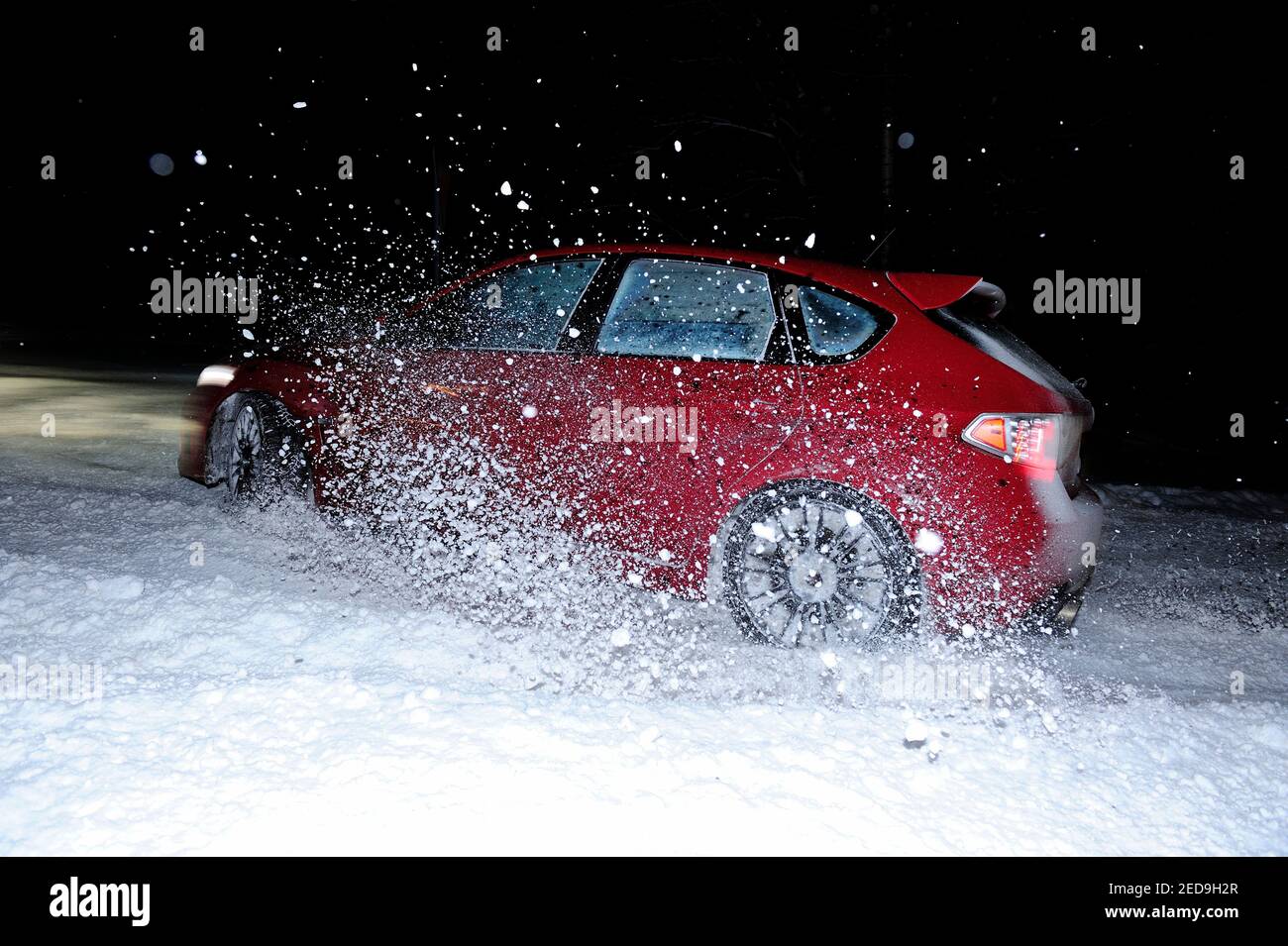 auto, Auto, Nacht, Winter, schlechtes Wetter, Transport, Winternacht, Reise, Schnee, kalt, Rutschig, Autofahren im Winter, Zusammensetzung, Stockfoto