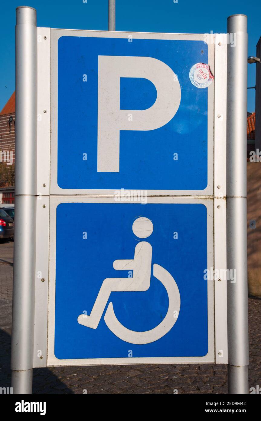 Behindertenparkplätze, Schild Stockfoto