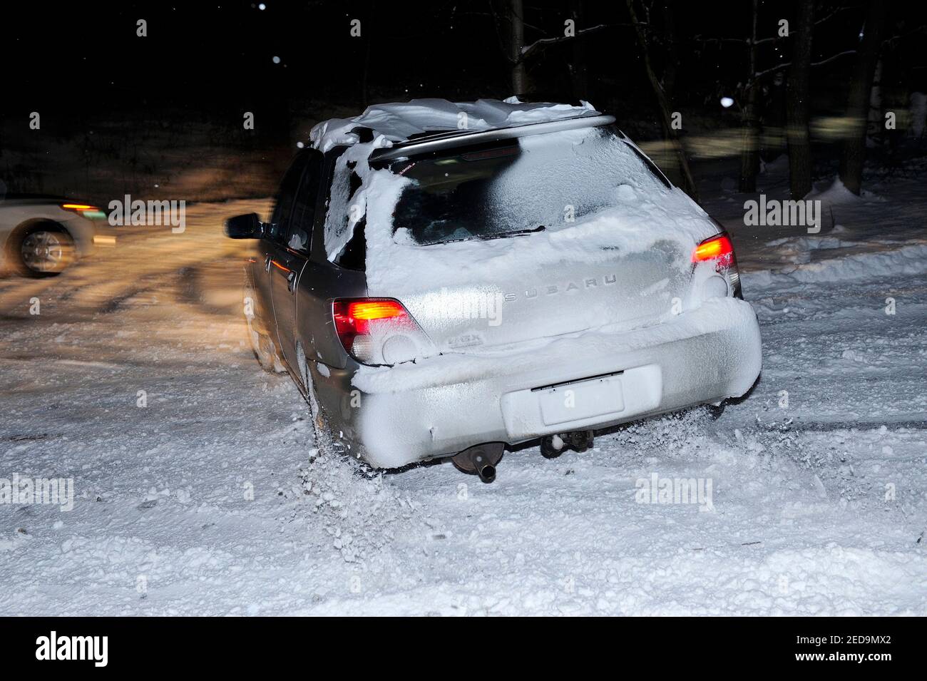 auto, Auto, Nacht, Winter, schlechtes Wetter, Transport, Winternacht, Reise, Schnee, kalt, Rutschig, Autofahren im Winter, Zusammensetzung, Stockfoto