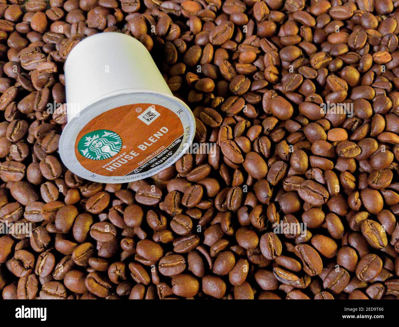 Saint Louis, MO – 1. Februar 2021; einzelne Keurig weißen Polypropylen Kunststoff K-Cup auf gerösteten Kaffeebohnen mit Starbucks-Logo auf Folie oben sitzen Stockfoto