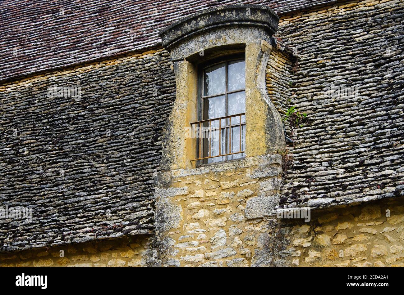 Historisches Fenster zu einem Gebäude in Beynac-et-Cazenac, Frankreich Stockfoto