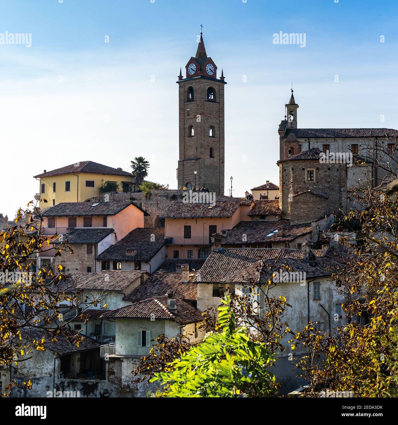 Blick auf Monforte d’Alba, eines der schönsten Dörfer der Langhe, Piemont, Italien Stockfoto