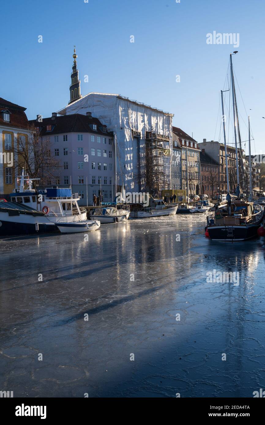 Gefrorener Kanal in Christianshavn, Kopenhagen, an einem sonnigen Wintertag. Stockfoto