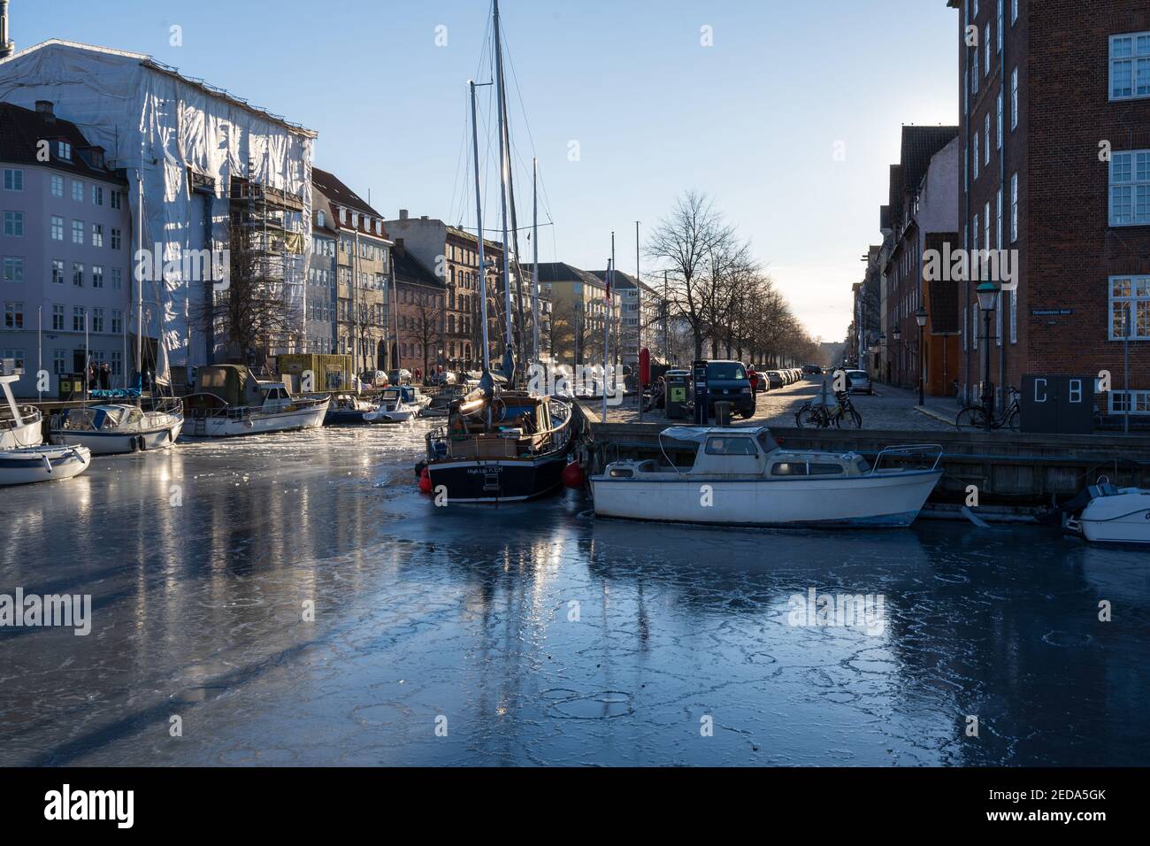 Gefrorener Kanal in Christianshavn, Kopenhagen, an einem sonnigen Wintertag. Stockfoto