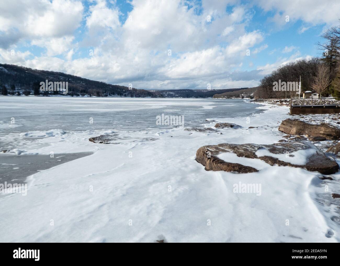 Deep Creek Lake gefroren im Winter - Blick vom Deep Creek Lake State Park, MD Stockfoto