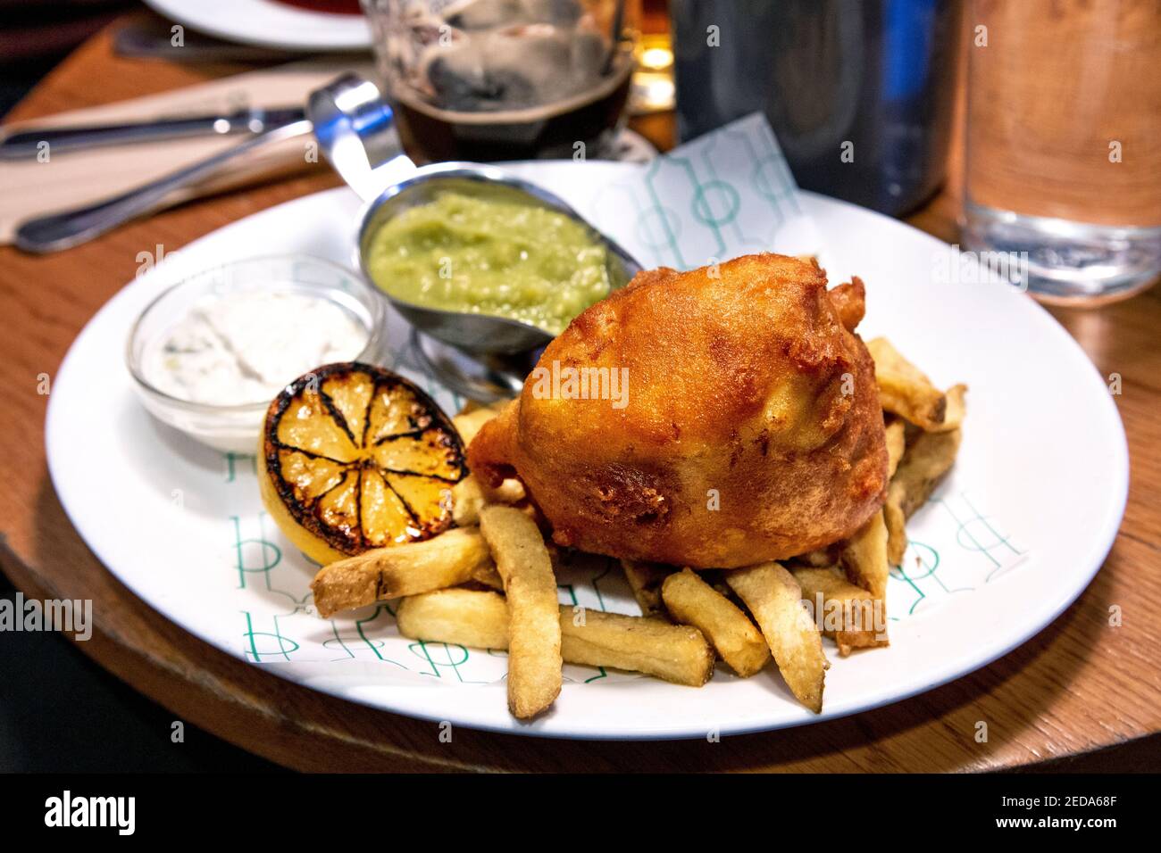 Fish and Chips mit matschigen Erbsen und Tartarsauce im Pint Shop Britisches Restaurant und echte Ale Bar in Cambridge, Großbritannien Stockfoto