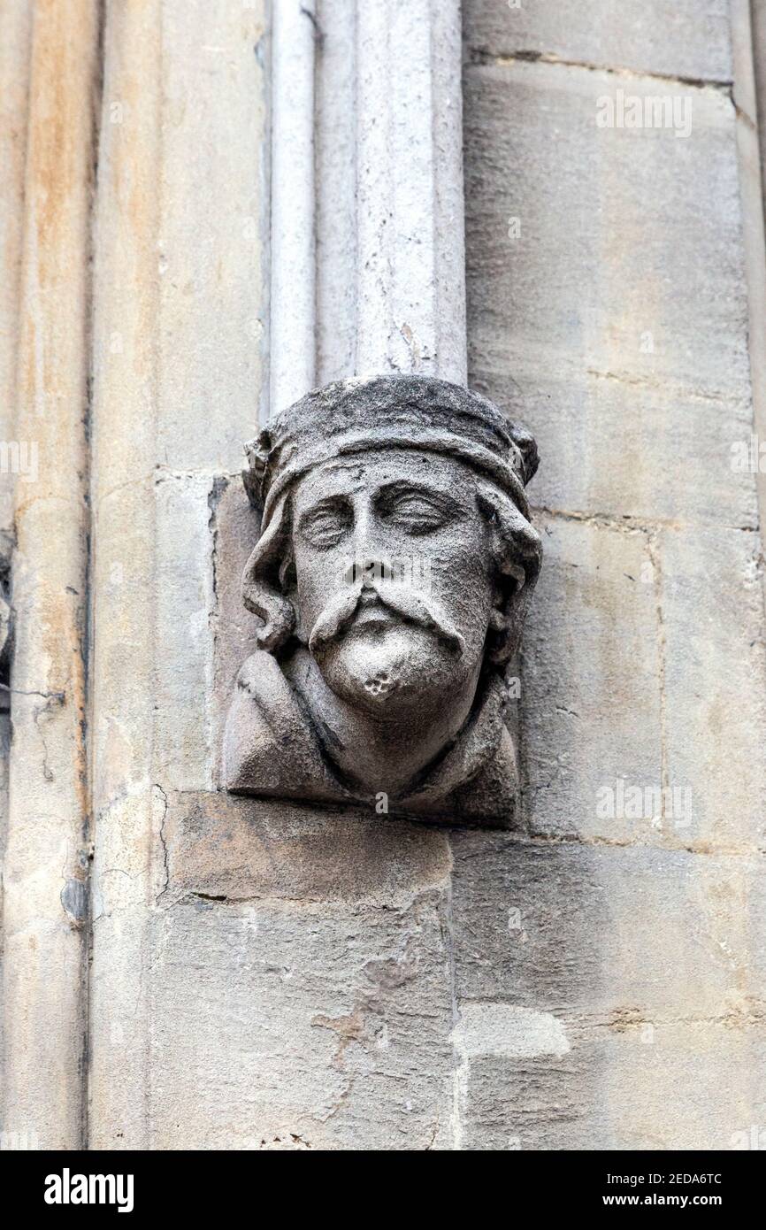Skulptur einer Leiter auf der rechten Seite des Corpus clock (Uhr Heuschrecke) in der Fassade des Corpus Christi College, Universität Cambridge, UK Stockfoto