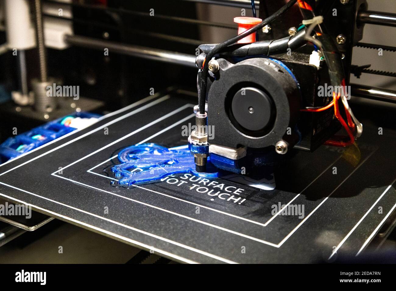3D Drucker druckt einen Plastikstopfanschlag Stockfoto