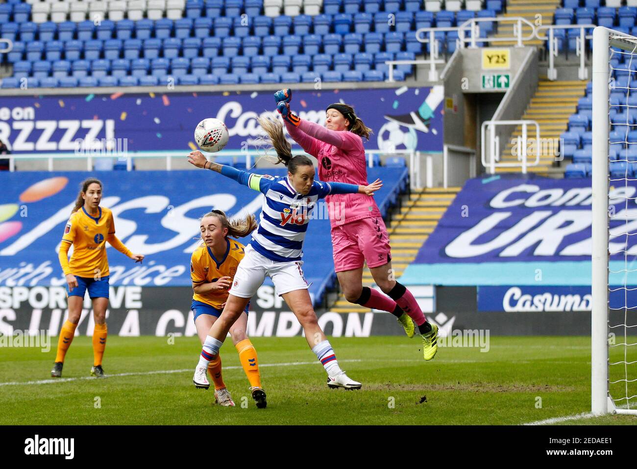 Reading, Vereinigtes Königreich. Februar 2021, 14th. EDGWARE, ENGLAND - FEBRUAR 14: Tinja-Riikka Korpela von Everton Women und Natasha Harding von Reading FC Women während Barclays FA Women's Super League zwischen Reading und Everton im Madejski Stadium, Reading UK am 14th. Februar 2021 Credit: Action Foto Sport/Alamy Live News Stockfoto