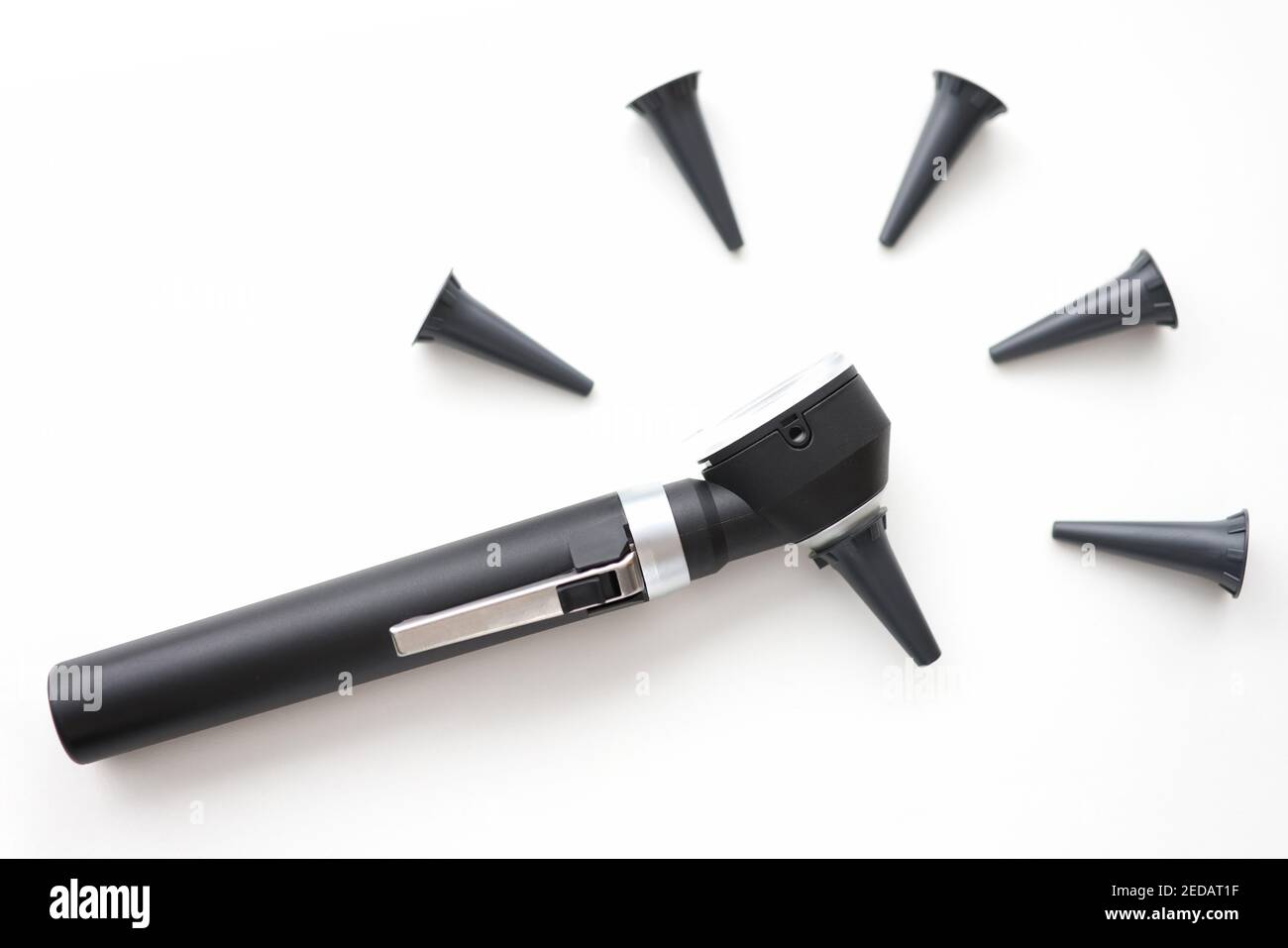 Auf dem Tisch befindet sich ein Otoskop mit austauschbaren Aufsätzen Stockfoto