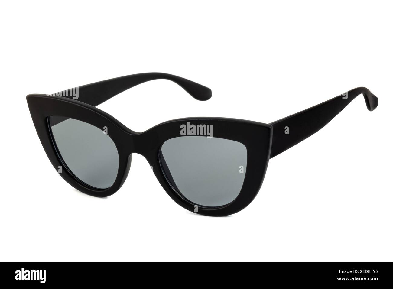 Schwarze auffällige Katzenaugensonnenbrille mit klaren Linsen und dicken Rahmen isoliert auf weißem Hintergrund. Seitenansicht. Stockfoto
