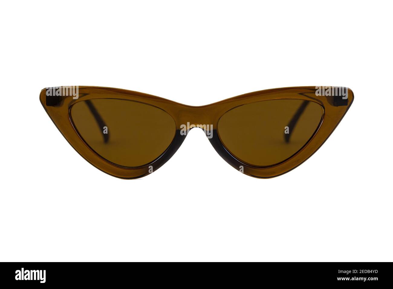Braune dreieckige Katzenaugensonnenbrille mit matten Linsen und dicken Rahmen isoliert auf weißem Hintergrund. Vorderansicht. Stockfoto